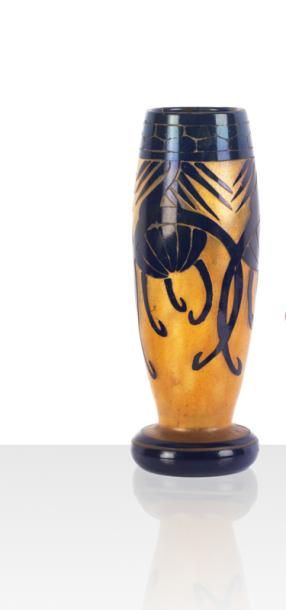 null LE VERRE FRANÇAIS 

Vase de forme cylindrique en verre gravé à l’acide à décor...