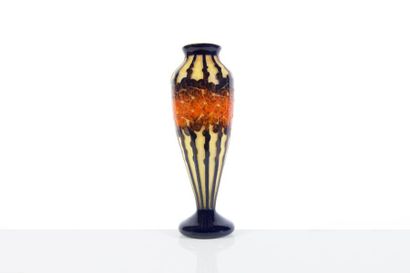 null LE VERRE FRANÇAIS 

Vase de forme balustre modèle « Mirettes » en verre gravé...