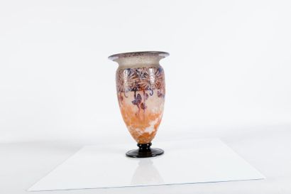 null CHARDER / LE VERRE FRANÇAIS 

Vase de forme corolle sur piédouche modèle « Ancolies...