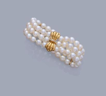 null Bracelet composé de 3 rangs de perles de culture, fermoir en or jaune 18K 750...