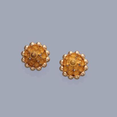 null Paire de boucles d'oreilles en or jaune 18K 750% décorées de cupules et de demie...