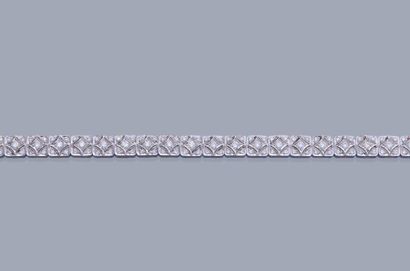null Bracelet souple en or gris 18K 750%, composé d'un pavage de diamants brillantés,...