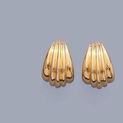 null CARTIER

Paire de boucles d'oreilles en or jaune 18K 750%, modèle DANAÏS composé...