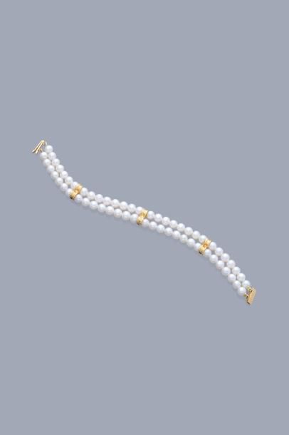  Bracelet composé de deux rangs de perles de culture scandés de trois intercalaires...
