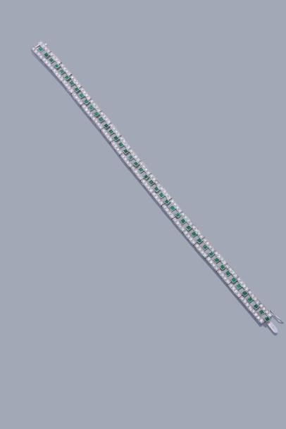 null Bracelet souple en or gris 18K 750%, composé d'une ligne d'émeraudes taillées...