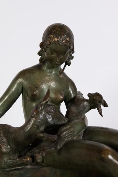 null Ary Bitter (1883-1973) 



Jeune fille nue aux biches. Bronze à patine verte...