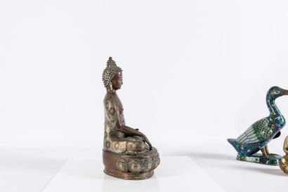 null TIBET 



Statuette de bouddha en bronze, assis en padmasana sur un socle en...