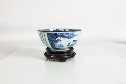 null VIETNAM, Hue - XIXe siècle 



Bol en porcelaine décorée en bleu sous couverte...