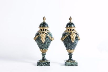 null Paire de vases couverts en marbre veiné vert monté en bronze doré à décor de...