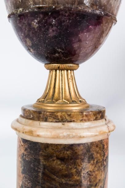 null Vase de forme ovoïde couvert en spath-fluor et albâtre mouluré de jonc sur un...