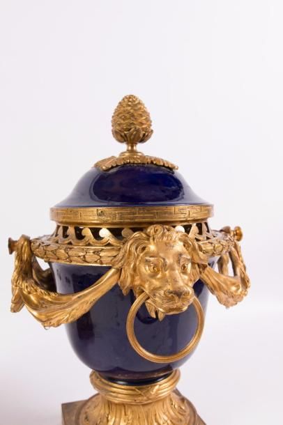 null Paire de vases pots-pourris en porcelaine de Sèvres bleu et bronze doré de style...