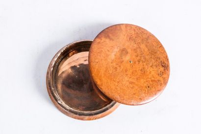 null Boite circulaire en ronce de thuya, l’intérieur en or doublé. Vers 1820/1830....