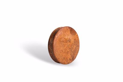 null Boite circulaire en ronce de thuya, l’intérieur en or doublé. Vers 1820/1830....