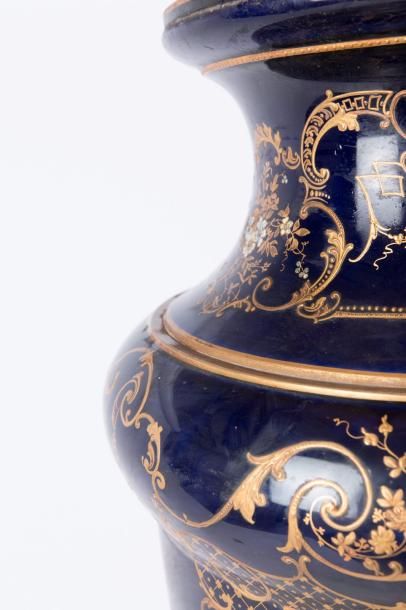 null Important vase sur piédouche en porcelaine bleu rehaussée or à décor polychrome...