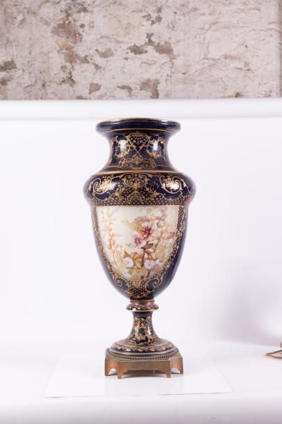 null Important vase sur piédouche en porcelaine bleu rehaussée or à décor polychrome...