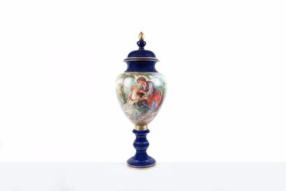 null Capodimonte (1900) Vase en porcelaine couvert à décor d’une scène galante. H....