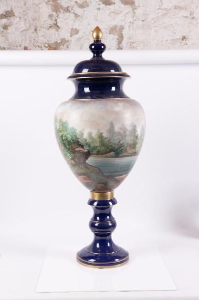 null Capodimonte (1900) Vase en porcelaine couvert à décor d’une scène galante. H....