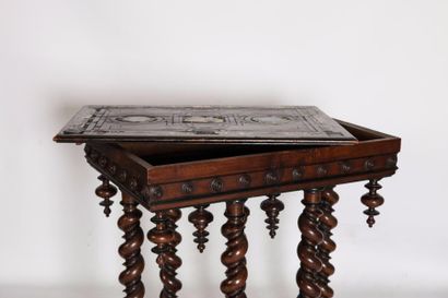 null Table de milieux bâtis en bois de noyer et de chêne mouluré, marquetés d’ivoire,...