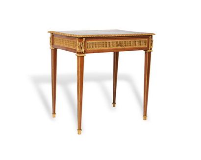 null Table chiffonnière de forme rectangulaire en placage de bois d’acajou et bronze...