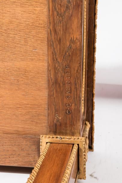 null Table chiffonnière de forme rectangulaire en placage de bois d’acajou et bronze...