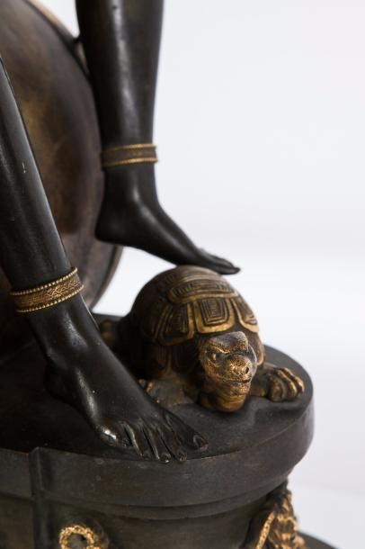 null Belle pendule symbolisant l’Afrique en bronze ciselé, doré et patiné, à décor...