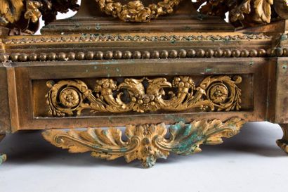null Pendule de style Louis XVI en bronze doré à décor de pots à feu, de guirlandes...
