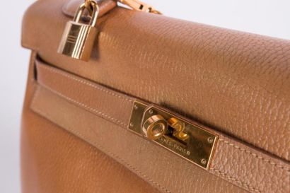 null HERMES Paris made in France : 

Sac Kelly en cuir grainé camel, attaches et...