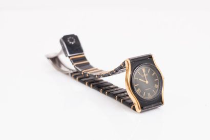 null LEROY (Vers 2000). 

Montre dame, boîte et bracelet bicolore (noir et doré)....