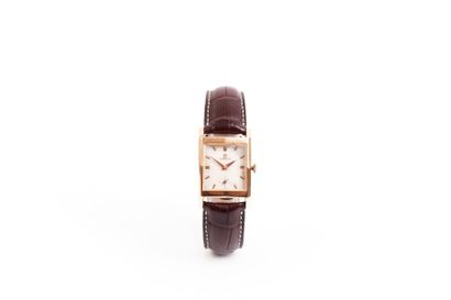 null OMEGA (Vers 1950). 

Montre homme rectangulaire, boîte et fond clippé en or...