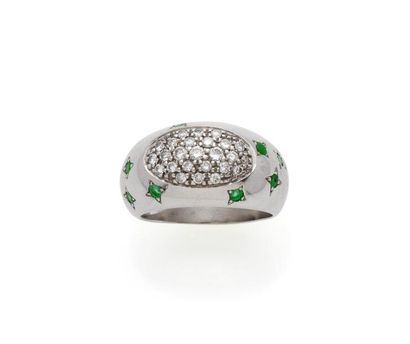 null Bague jonc en or gris 18K 750%, sertie d’un pavage de diamants brillantés et

d’émeraudes...