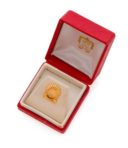 null Insigne d’ancienneté de la firme SHELL, en or jaune 18K 750% serti d’un diamant

brillanté,...