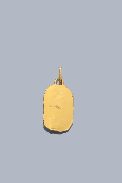 null JEAN MAHIE

Pendentif oblong en or jaune 22K 920%, le fond uni clouté de motifs...