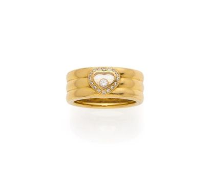 null CHOPARD

Bague en or jaune Happy Diamond 18K 750%, composée de trois jonc ornés...