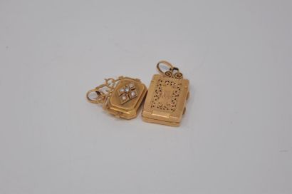 null Deux pendentifs médaillons en or jaune 18K 750% dont un paré de demi-perles.

Poids...