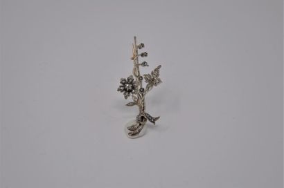 null Broche en or 18K 750% et argent 1er titre 925%, en forme de branche ornée d’une

fleur...