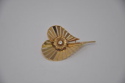 null Broche en or jaune 18K 750% en forme de coeur finement

ajourée et ornée en...