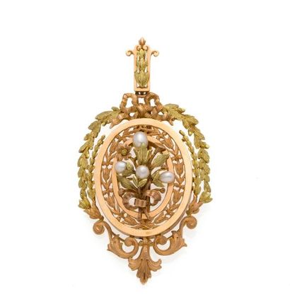 null Pendentif en or polychrome 18K 750%, de forme ovale, paré en son centre d’un

bouquet...