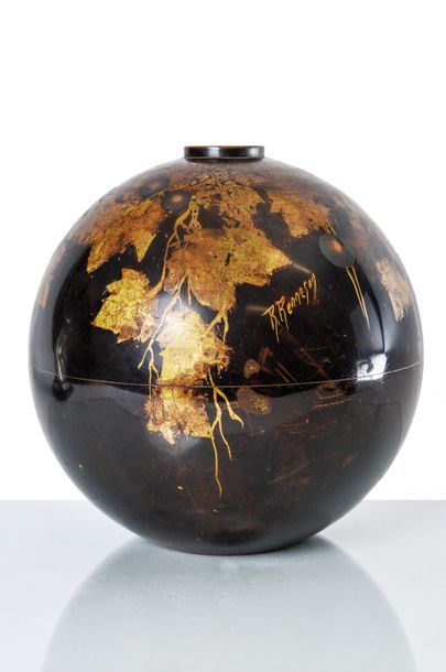 null R. Renneson (XiXe-XXe) Vase de forme boule en métal laqué noir à décor de feuilles...