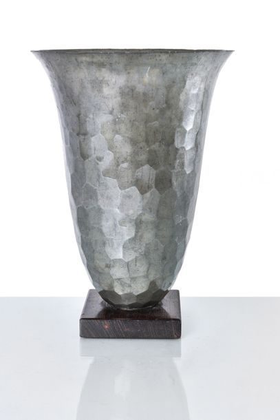 null Plasait (XiXe-XXe) Vase de forme conique en étain martelé sur base en bois verni....