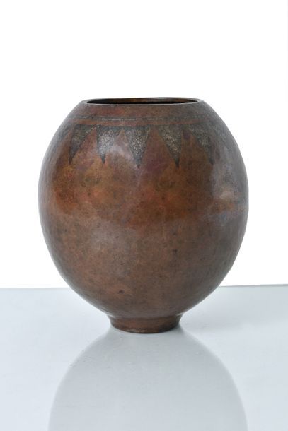 null Claudius Linossier (1893-1953) Vase de forme boule à petit col ouvert en dinanderie...