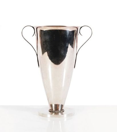 null Jean Desprès (1889-1980) Vase de forme conique à deux anses en métal argenté,...