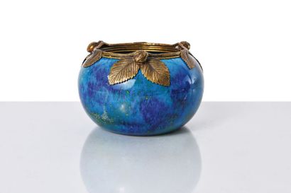 null sèvres Vase de forme boule à col ouvert en céramique bleue flammée à bordure...