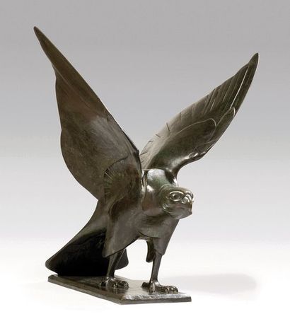 null Badeau (XiXe-XXe) Le faucon. Bronze à patine brune. H. : 53 cm. 