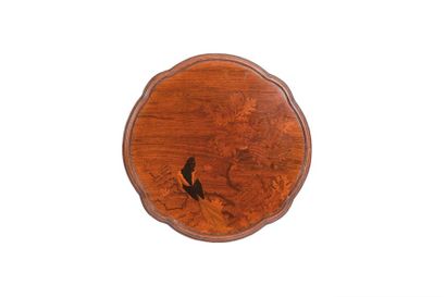 null Emile Gallé (1846-1904) Table à thé de forme mouvementé en bois de placage à...
