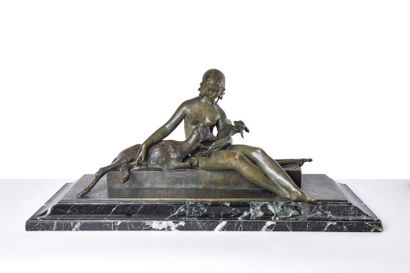null Ary Bitter (1883-1973) Jeune fille nue aux biches Bronze à patine verte nuancée...