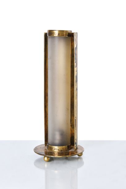 null Boris Lacroix (1902-1984) Lampe de forme cylindrique en métal chromé à cache-ampoule...