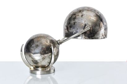 null Félix Aublet (1903-1979) Lampe de table orientable à double boule en métal chromé,...