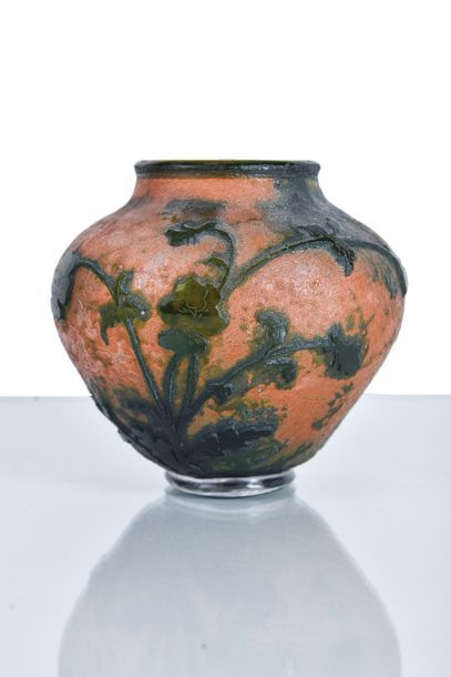 null Daum Vase de forme pansu en verre gravé à l’acide à décor de feuillages verts...