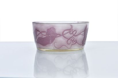 null Gallé Coupelle ronde en verre gravé à l’acide à décor floral violet sur fond...