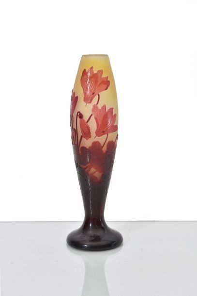 Gallé Vase de forme balustre en verre gravé...